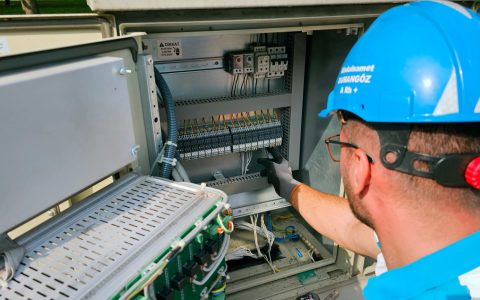 electrician with fusebox